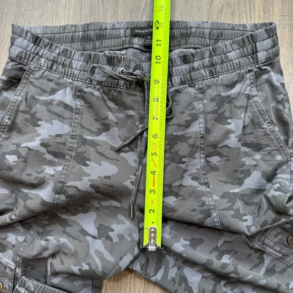 Banana Republic Gray Camouflage Cargo Joggers - Size Small - Picture 5 of 13